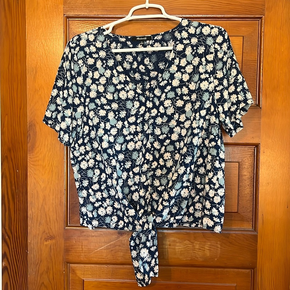 Made well floral short sleeve blouse!